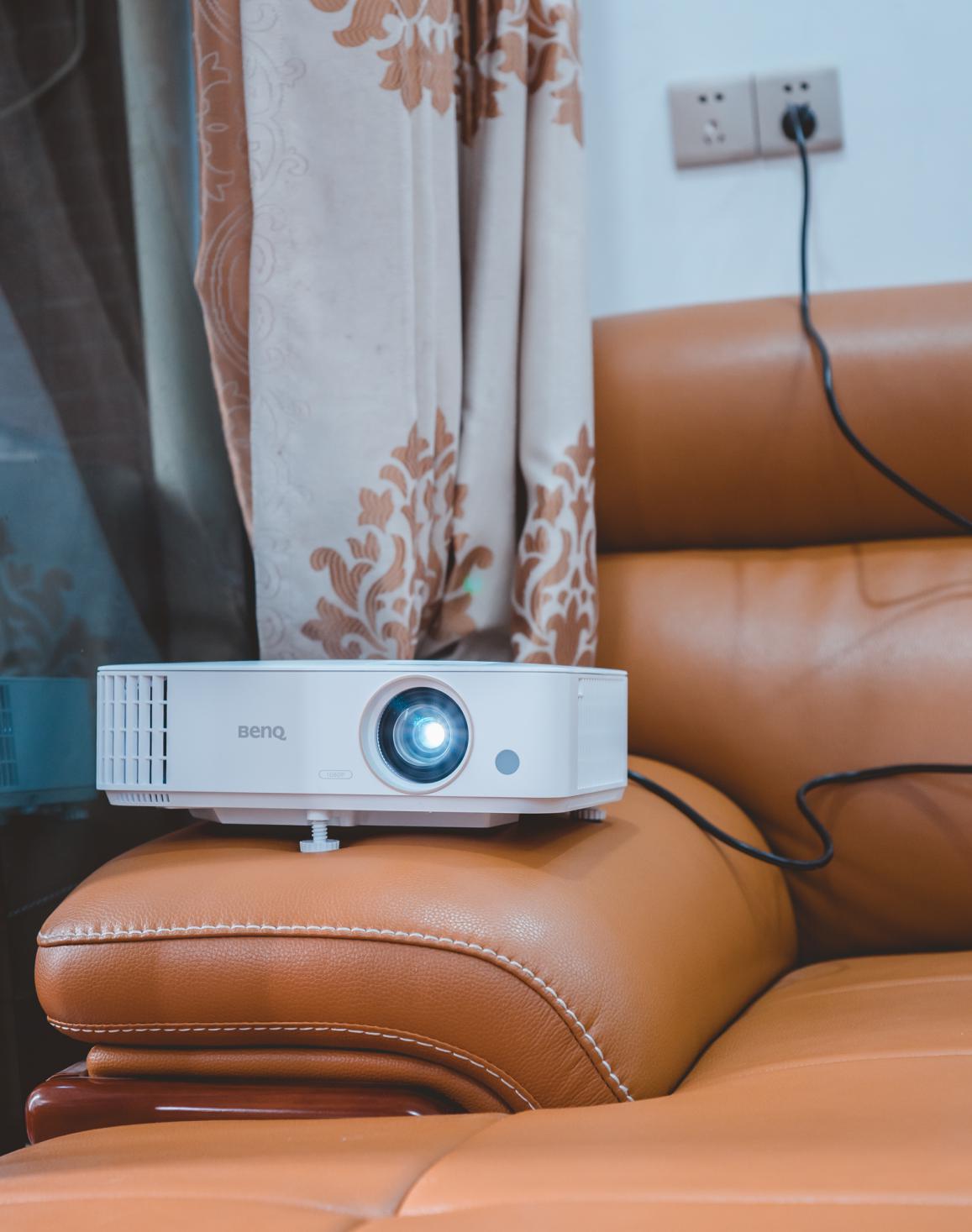 家里适合装投影机吗？你应该问该装哪款投影机