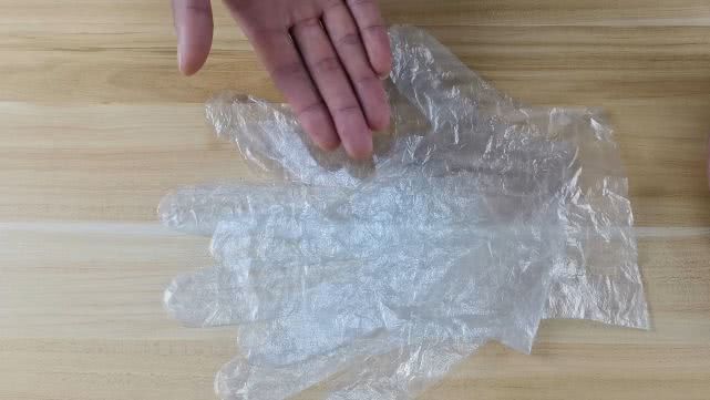 叠一次性手套手工外发（一次性手套的实用用途讲解）