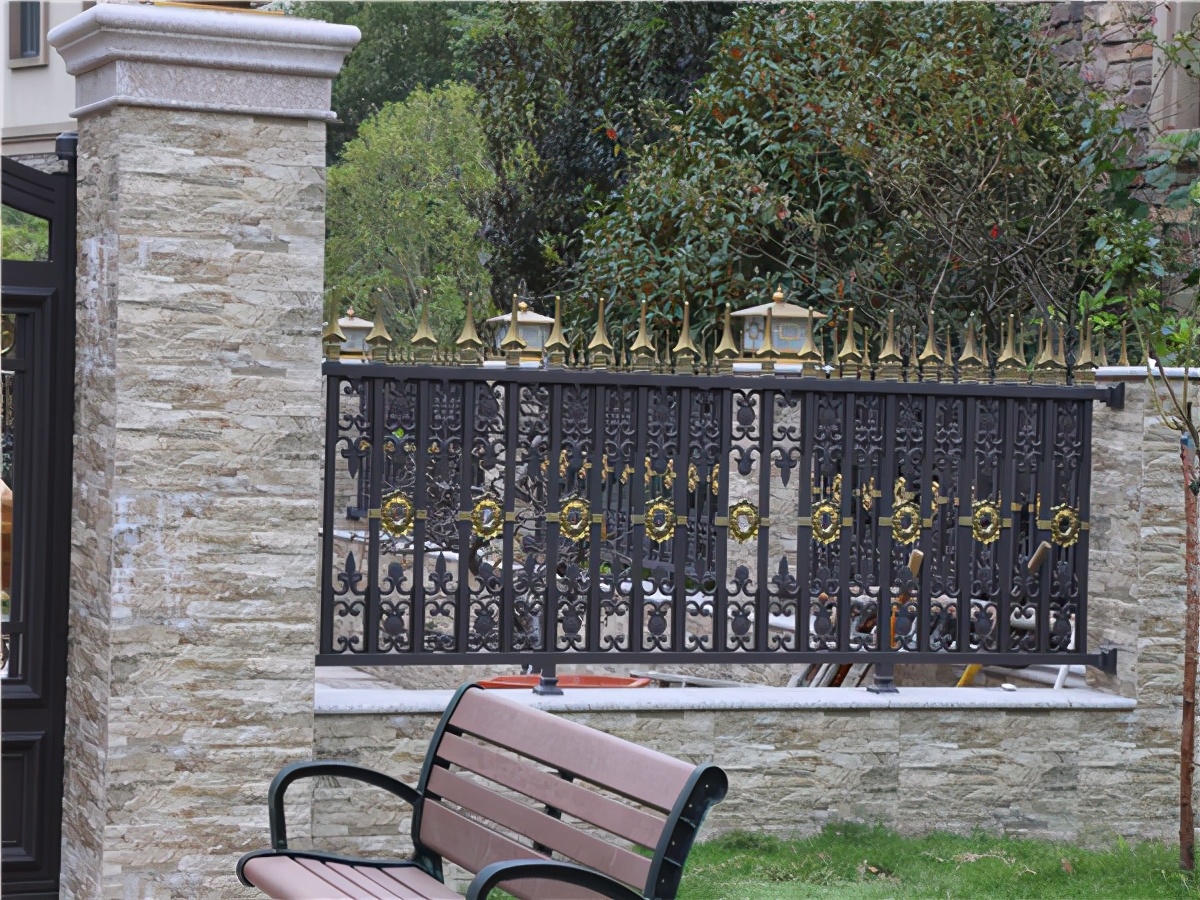 别墅铝艺庭院栏杆的维护工作可以从以下方面入手