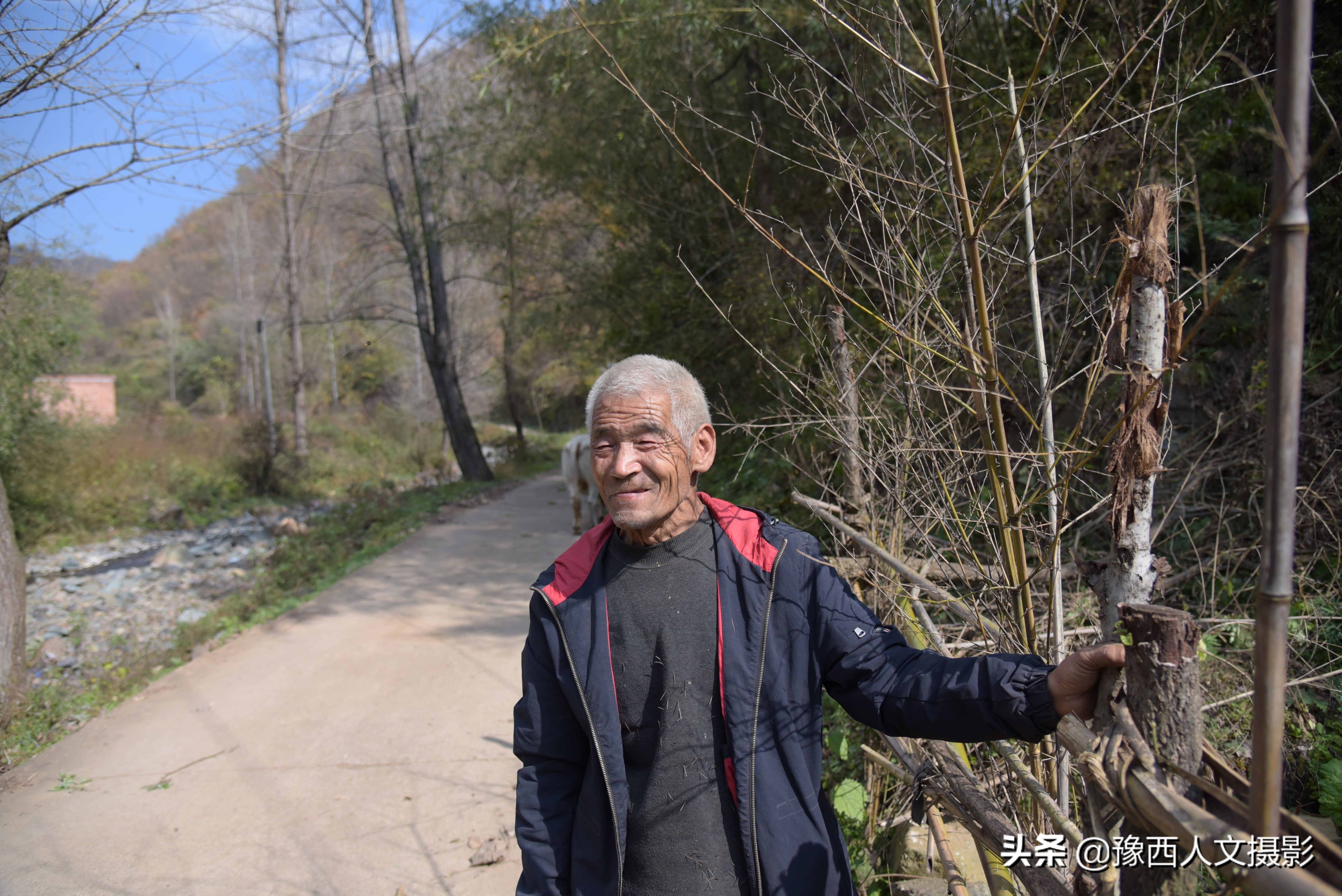 豫西深山里串门，给老两口送点小礼物，看他们拿什么招待稀罕客人