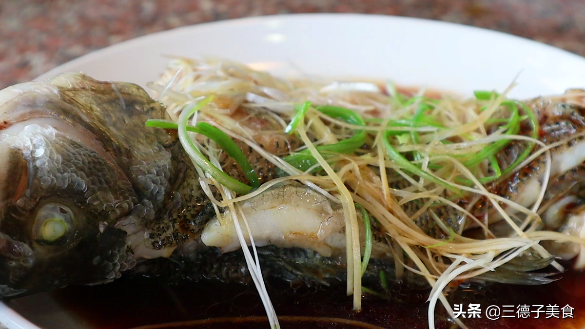 清蒸鲈鱼的做法视频(鲜美清蒸，味蕾狂欢全程录像)