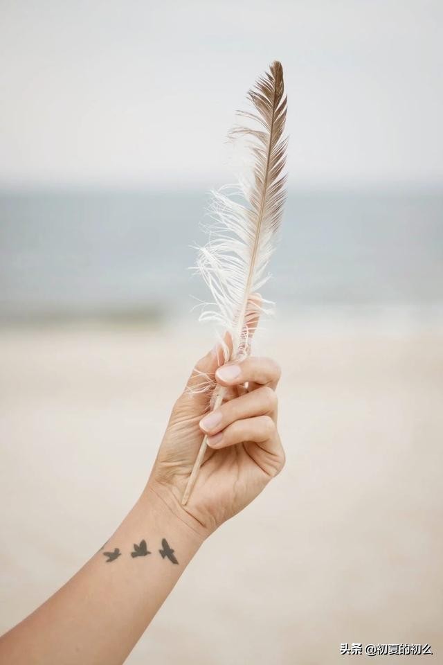 说穿心思的伤感句子 | 我徘徊在街上的等待，却找不回曾经的过往
