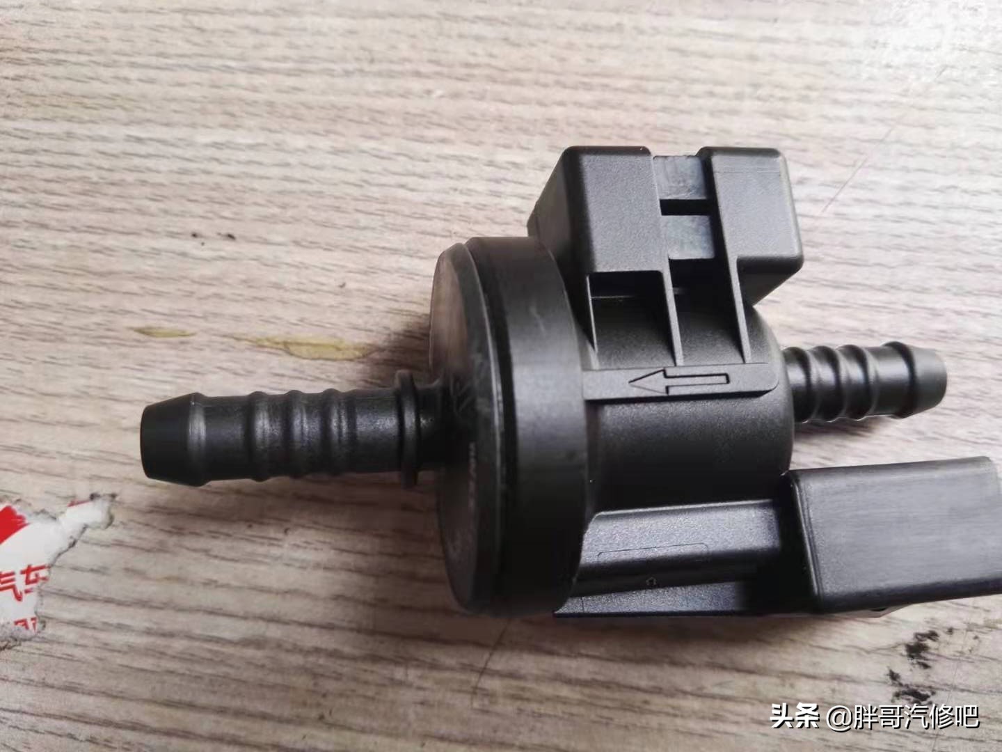 奥迪发动机漏油，刹车真空泵维修，热车启动困难更换碳罐电磁阀