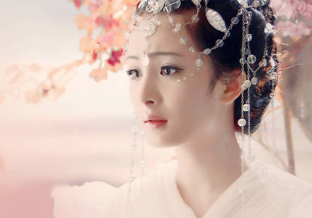 杨幂的豪放情史：征服3名男星，成为50亿资本大佬，自称前任人脉