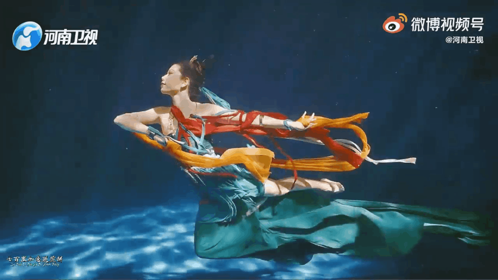 河南台的《端午奇妙夜》又一次刷屏了！水下舞蹈重现《洛神赋》