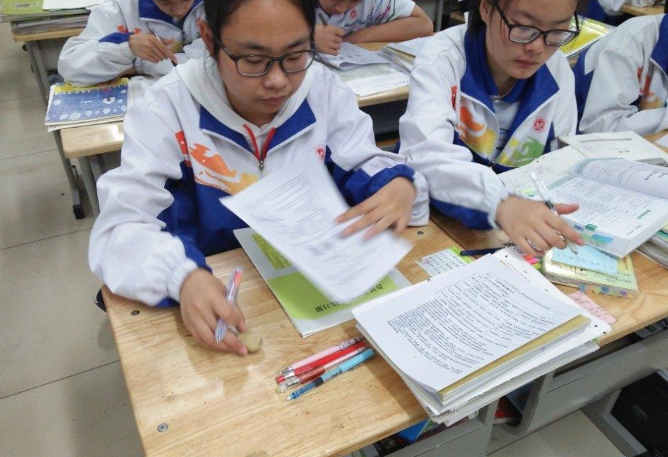 杨幂高考北影第一，却被大伯说笨蛋，家中1人读哈佛3人上清华