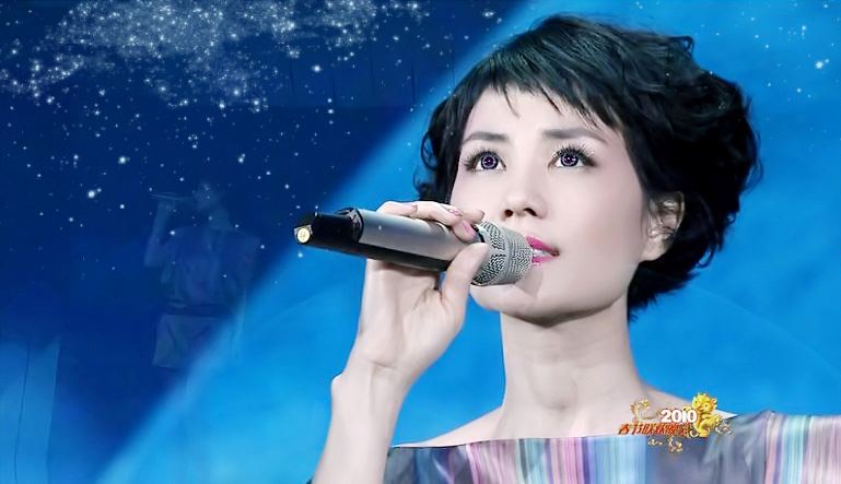 “只因在人群中多看了你一眼，从此我便瞎了眼”，原句竟如此美妙