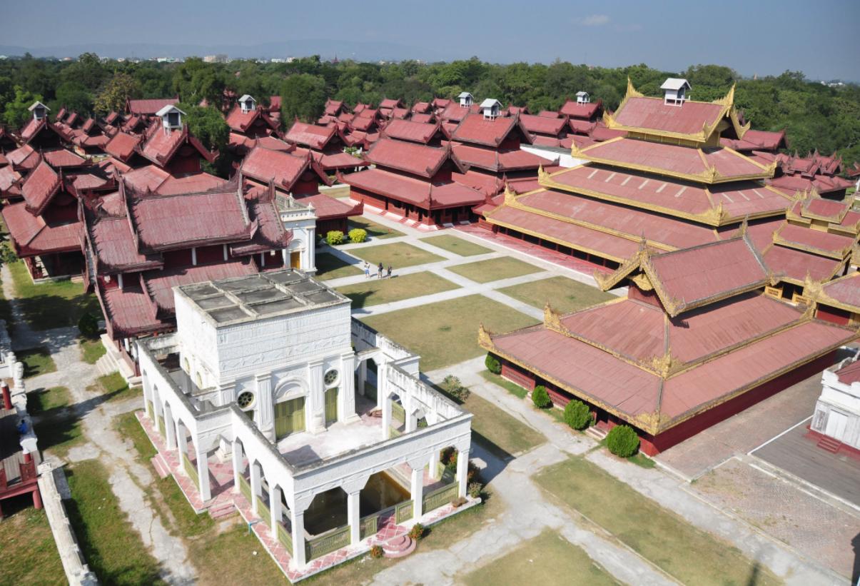 全球最大的皇宫,护城河宽60米,占地面积可分5个半故宫