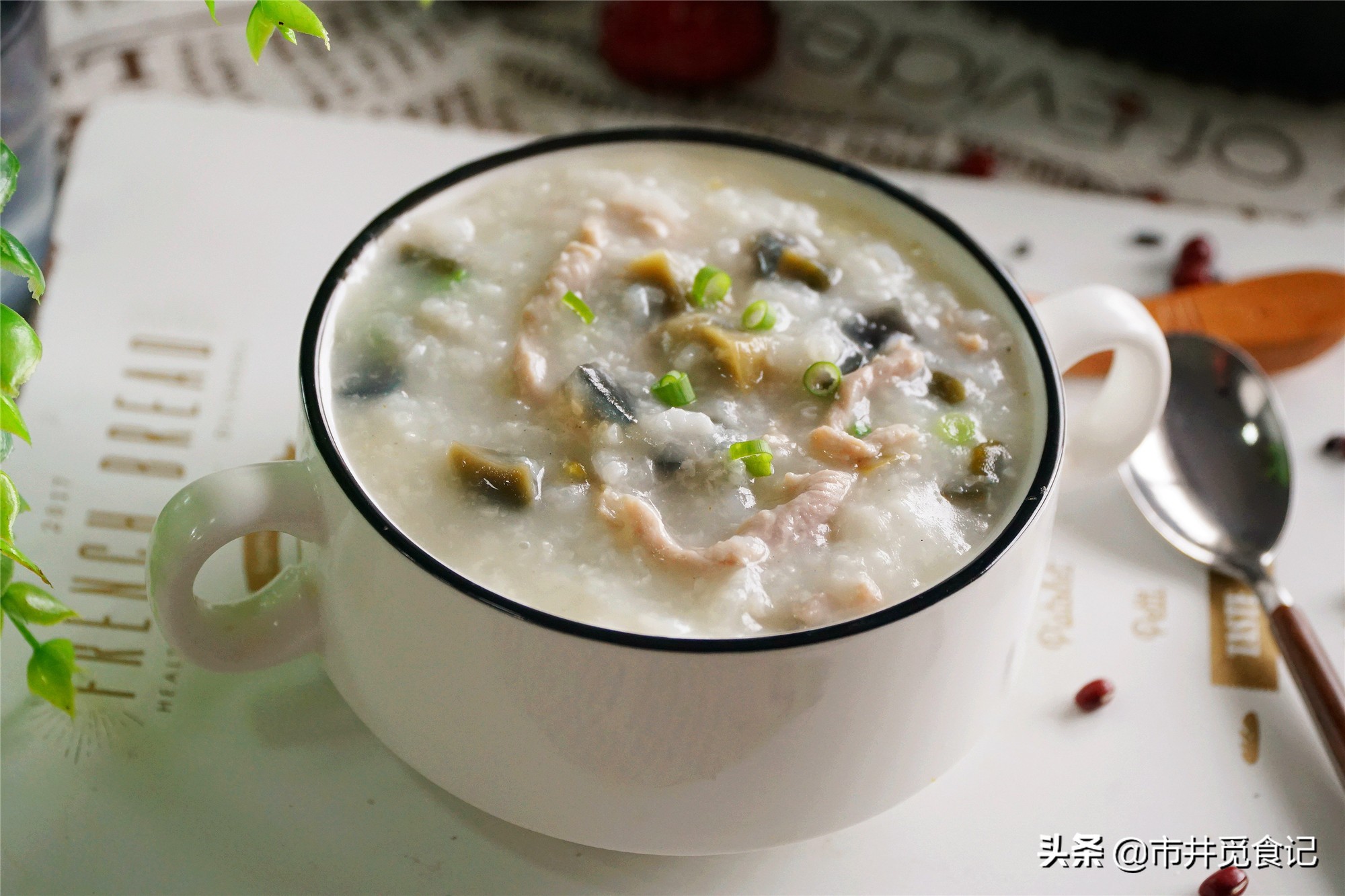 皮蛋瘦肉粥，早餐店用了十几年的老做法，早学早会，不腥香的很