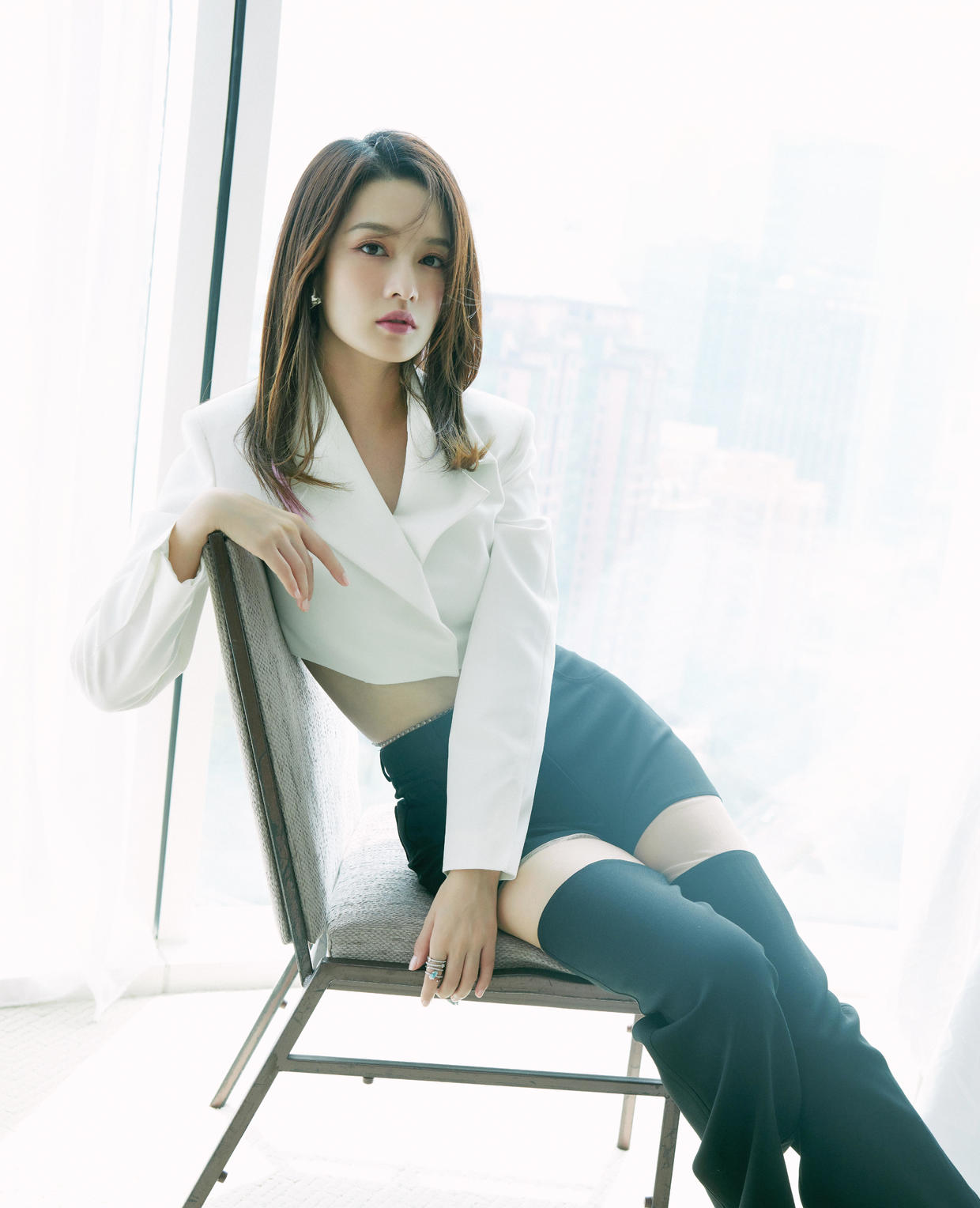 李沁终于换风格，穿短西装配裤子中间剪一截，轻松穿出细长美腿