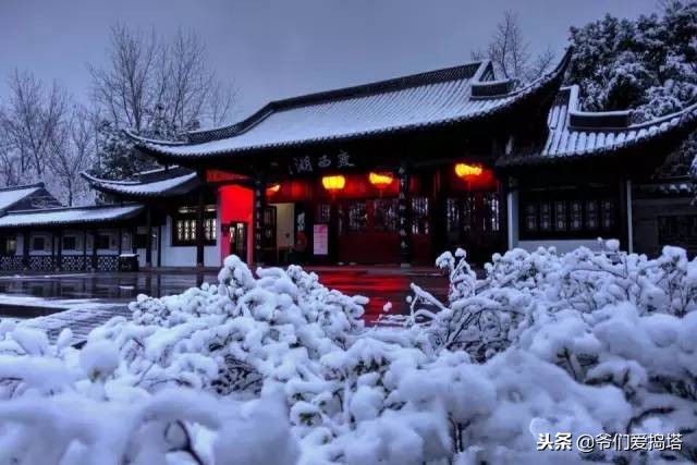 红墙，白雪，琉璃瓦，大雪压青松