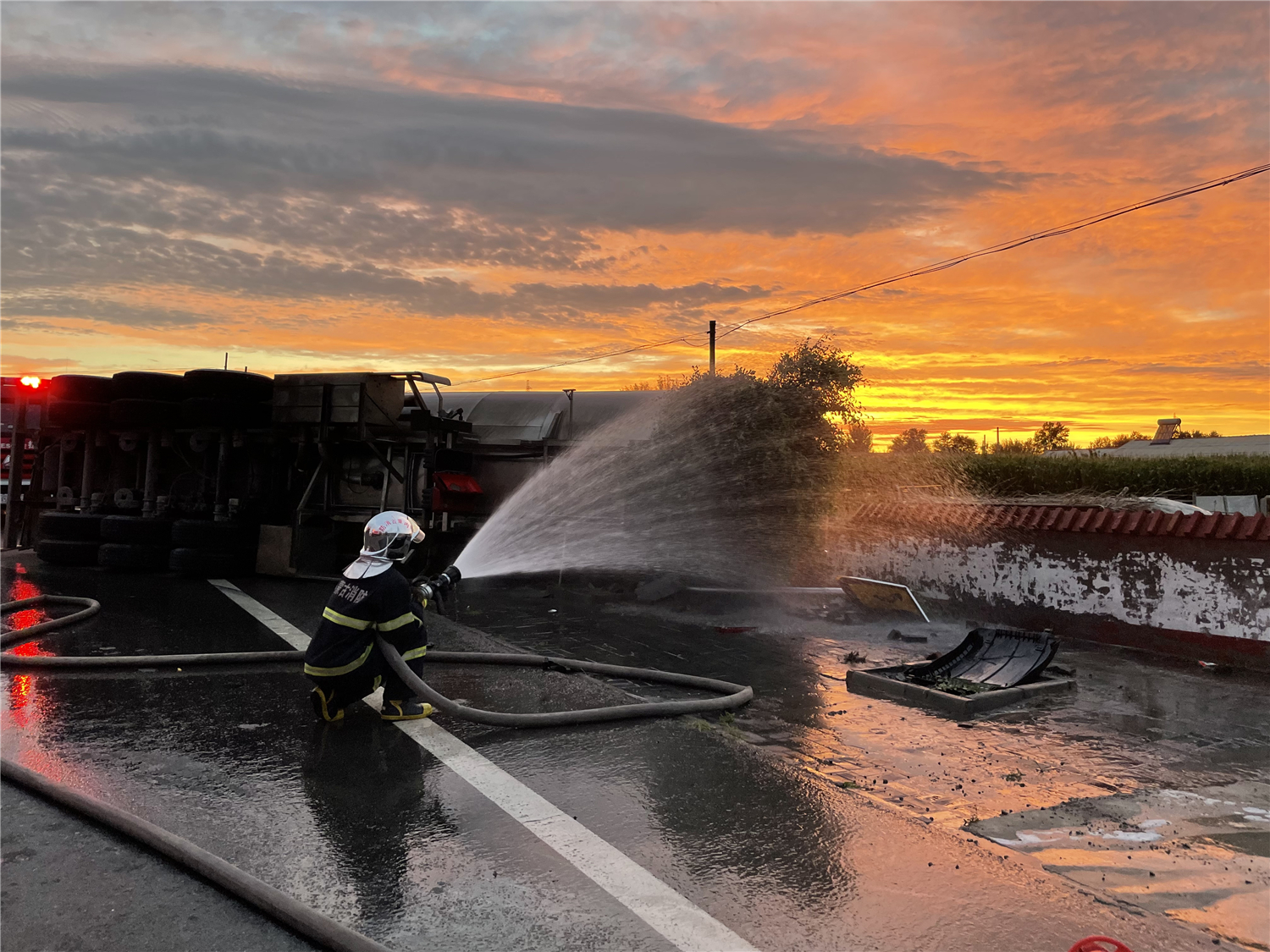 34吨柴油罐车侧翻 开鲁消防6小时紧急救援