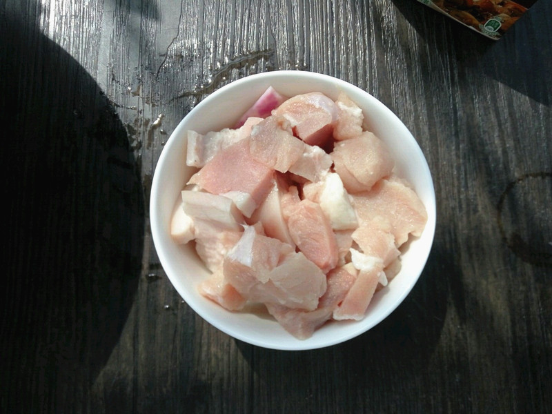 天冷就炖上一锅白菜炖冻豆腐，连菜带汤一大锅，越吃越暖和