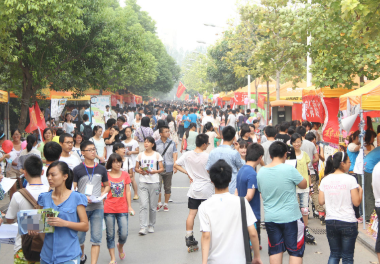 河南占地5700亩的豪华大学，坐拥24个食堂，图书馆还有机器人服务