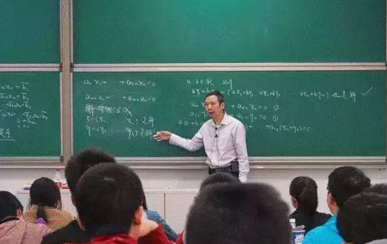 有种差距叫南大学子，杨振宁演讲人头攒动，顶流明星拍戏无人问津