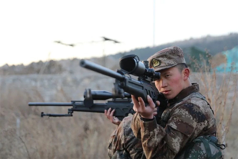 “老槐树”下这位狙击教头火了，颜值与实力同在！