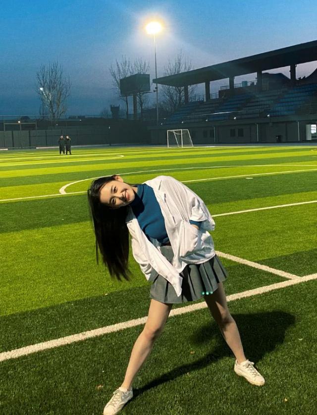 怪不得蒋依依读书时就有人追，看清她的校园穿搭后，换我我也追！