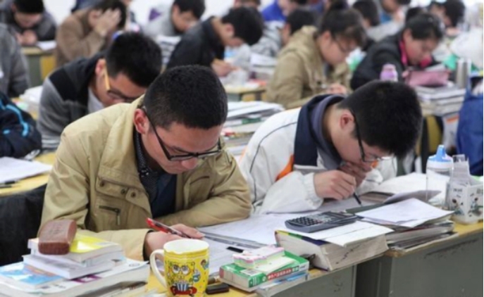 “高考工厂”毛坦厂中学，陪读产业链下，是无数家长的日日夜夜