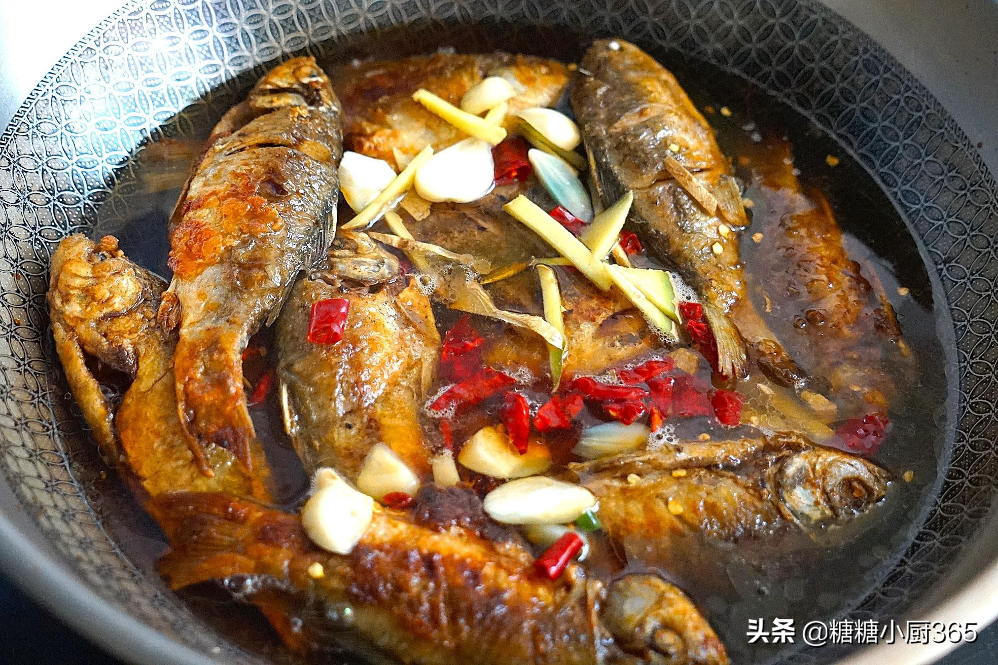 别看这么大的鱼个头小，却最鲜美，每次熬一锅，连汤汁都不剩