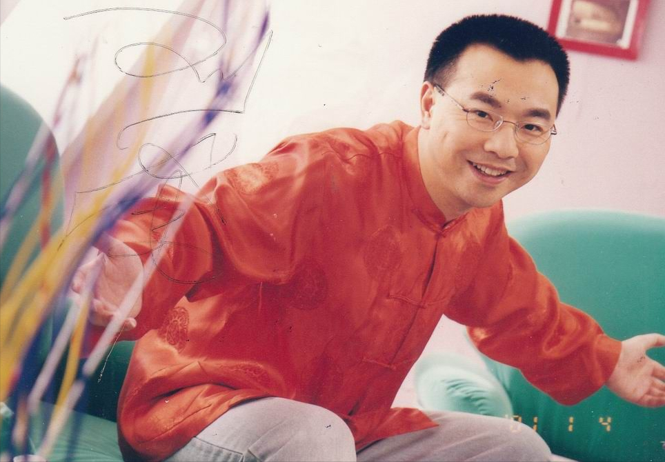 从此一个带着围裙,戴着眼镜,说话风趣幽默,还有点四川味的男人成为