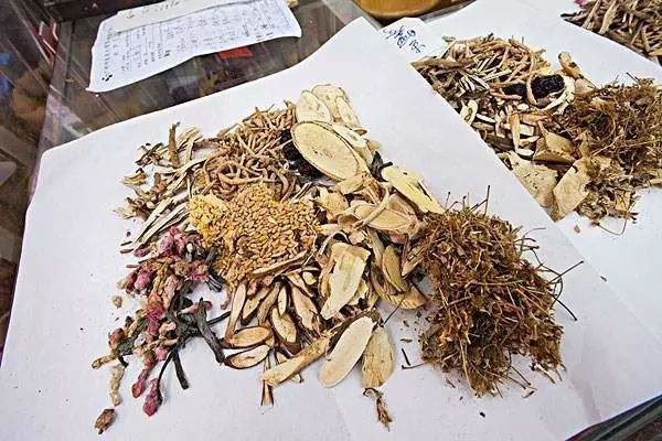 医生提醒：服用3种中西药，会慢慢把肾脏“毒坏”，可得长点心