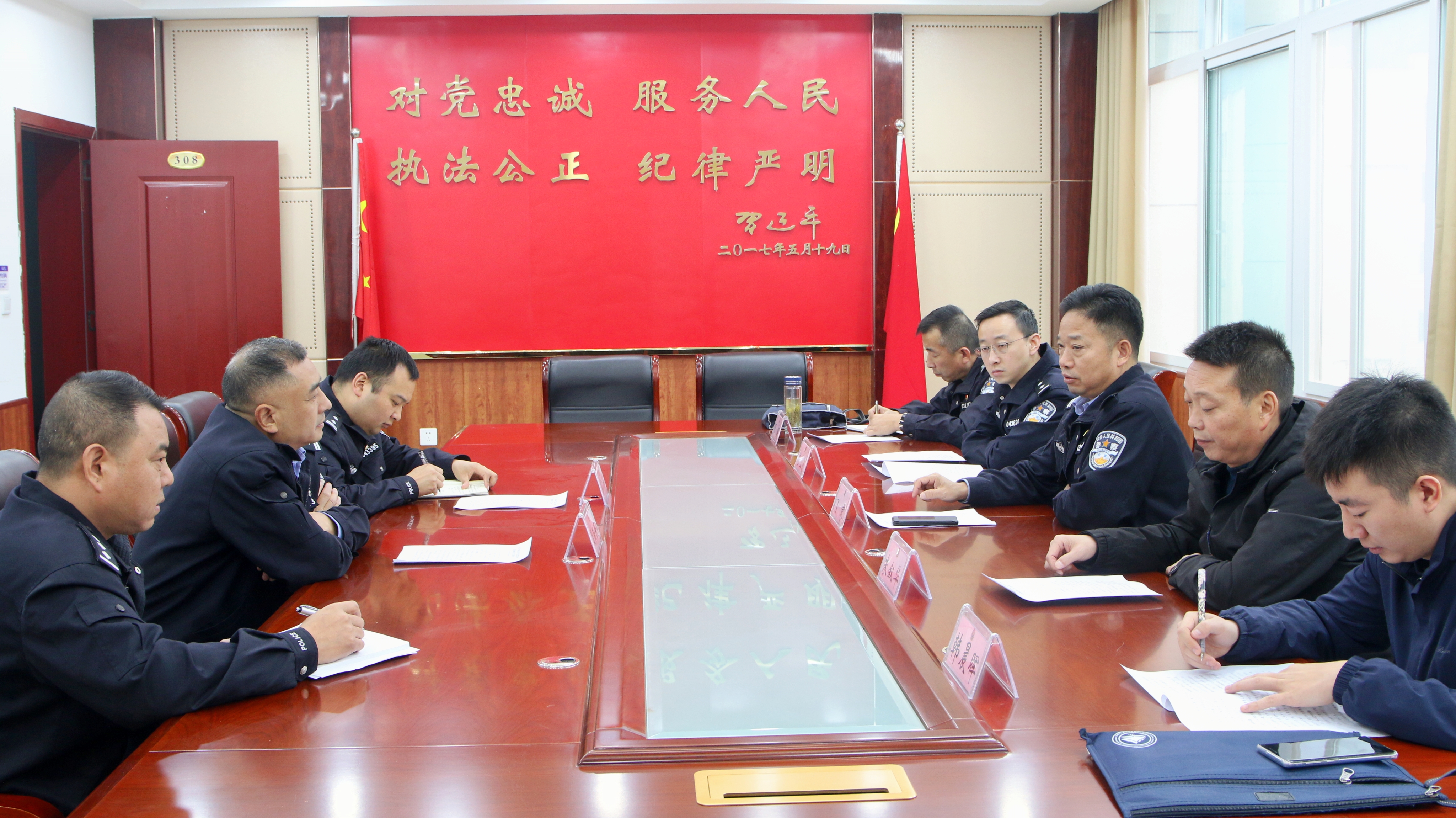 汉中市公安局政治部副主任门睿一行到镇巴县公安局督导检查近期重点工作