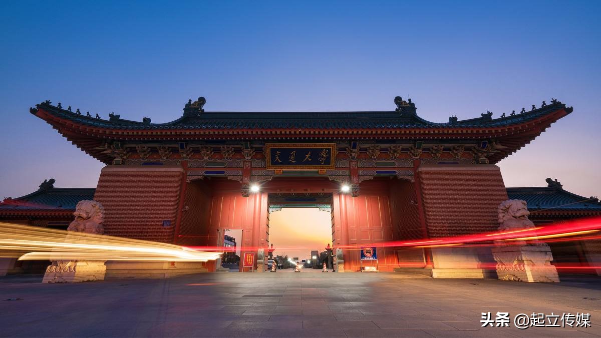 清华二校门、武大的樱花，大学里标志性风景，你认为哪个最好看？