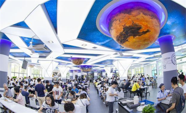 高校食堂“秀色可餐”：英语天花板刷屏网络，特色条幅迎你到门口