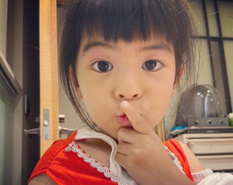 贾静雯晒三个女儿，咘咘最美，波妞女汉子，16岁梧桐妹打扮显成熟