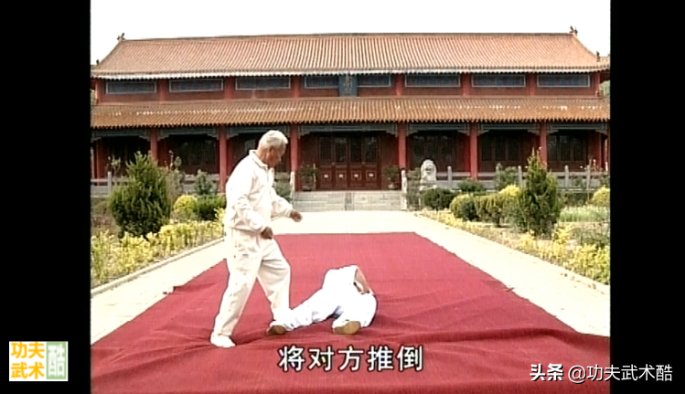 江湖防身术：亲嘴踩球、牵羊踏球，两招简单、直取要害的格斗招式