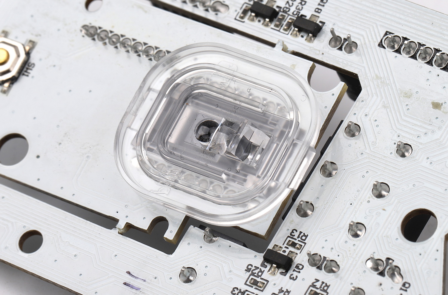 16-dip封装,搭配原装透镜,原生8000dpi,百元鼠标这个卖相的确挺好