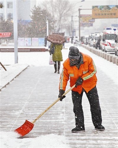 冬雪中的城市清洁工