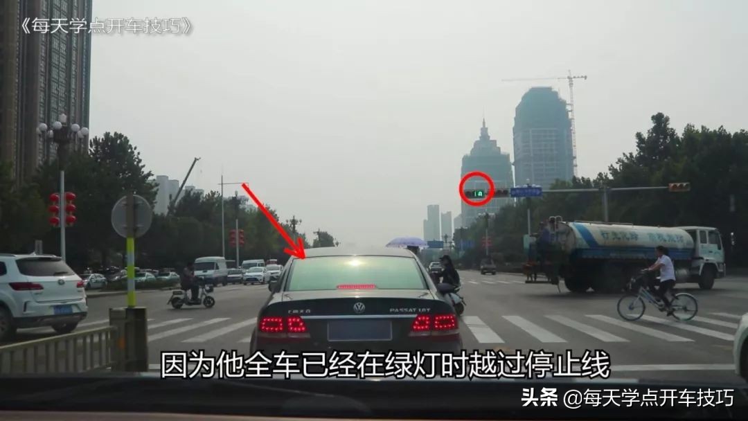 路口绿灯时前轮过线后，突然绿灯变红灯，到底能不能继续走？