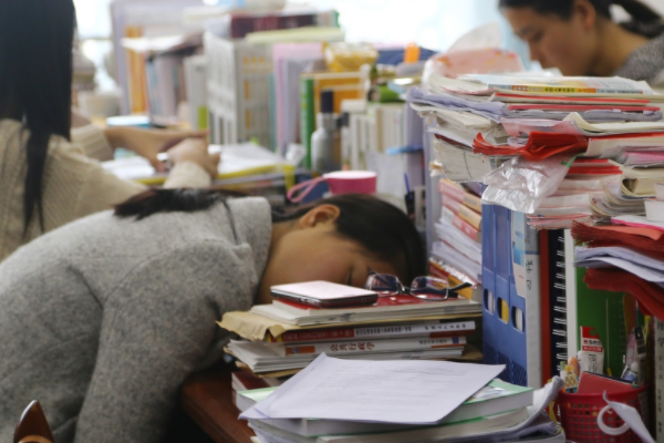 醒醒吧！“沉睡中的大学生”遭人民日报痛斥，你不失业，天理难容