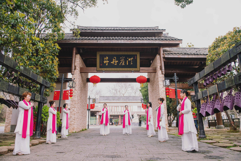 南昌哪里能晚上看足球比赛(烟雨三月湾里，尽享运动养生之旅)