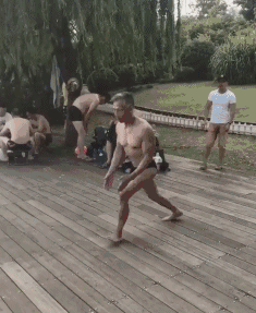 愿你我在年老发白之际，依然能够“鲜衣怒马，永远是少年”