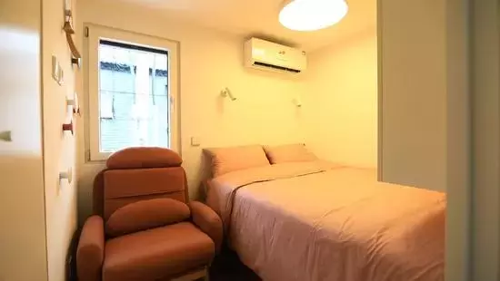公婆、亲妈、夫妻俩住同一家，纸板隔成3间房，窄小难转身，隐私成谜