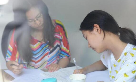 关晓彤“高考成绩”曝出，为什么她明明在拍戏，成绩还能这么好？