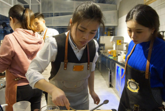 培训机构刚倒下，原班人马的“奶茶店”又应运而生，叫人猝不及防