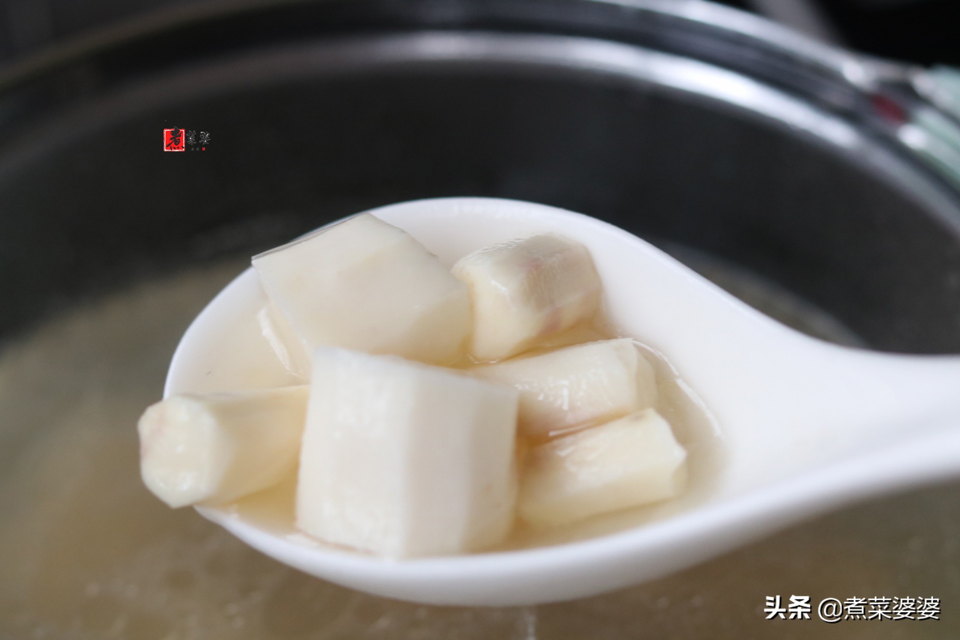 炖排骨时，谨记“二放三不放”，排骨香味十足，鲜嫩还没有腥味