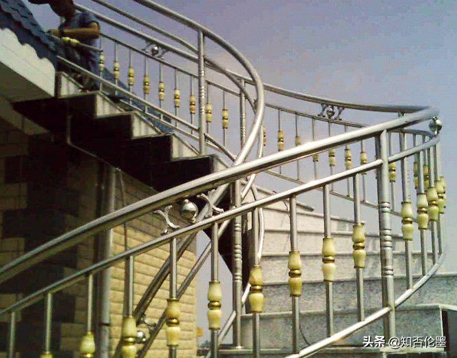 农村房屋的"楼梯扶手",选什么材质,质量好又便宜!就选这几款