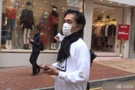 她是梁朝伟前女友，被闺蜜刘嘉玲夺爱，嫁豪门被气走，今54岁仍单身