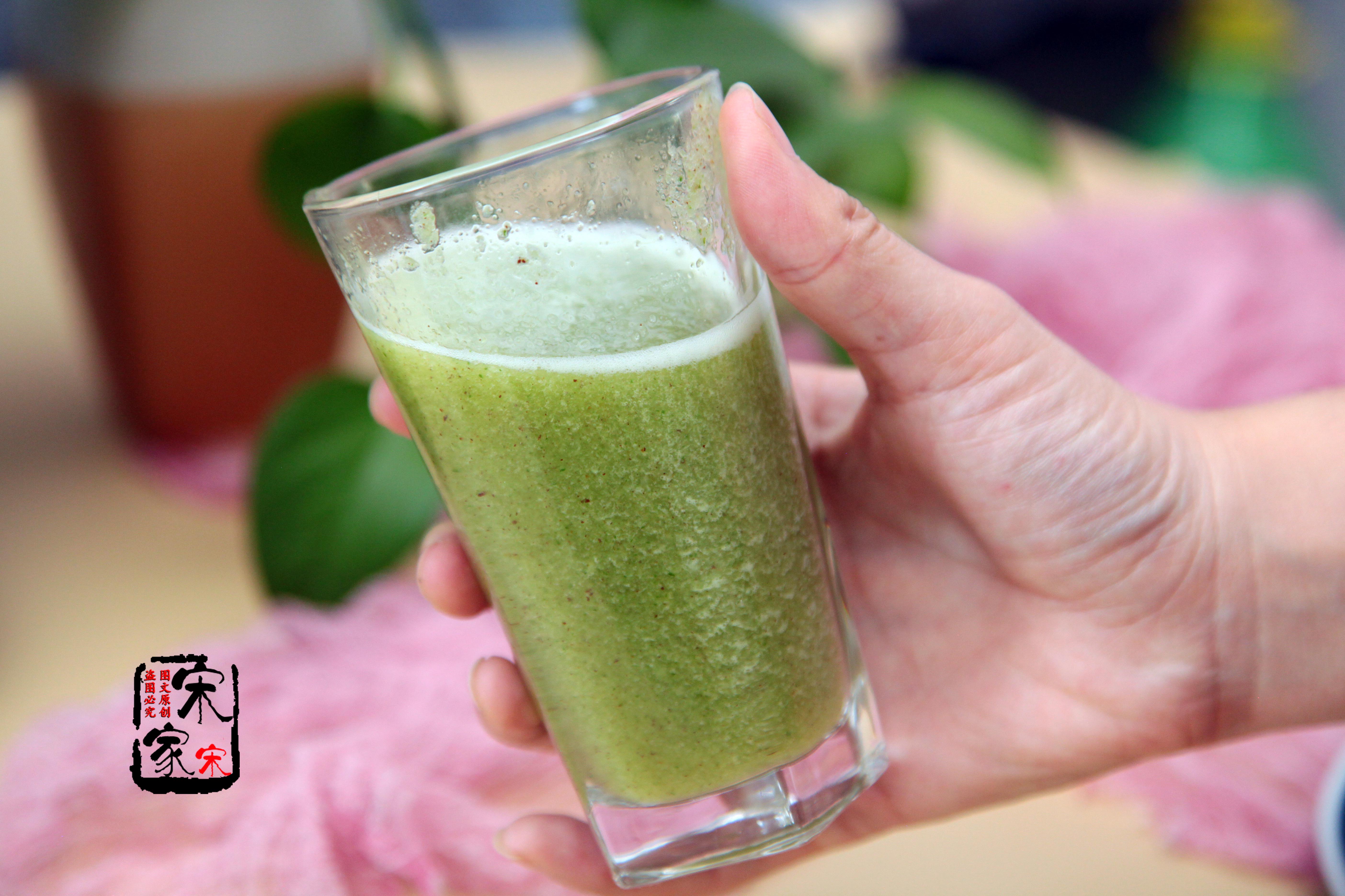 食材:黄瓜一根,猕猴桃一个,蜂蜜2勺,纯牛奶一包.