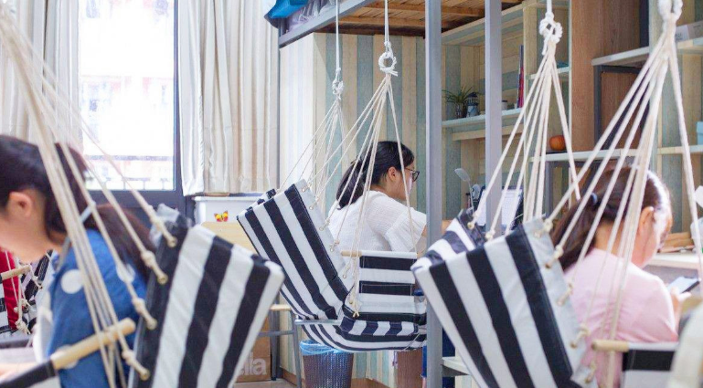 大学生拍创意毕业照走红，造型让人脑洞大开，为啥当初我没想到？