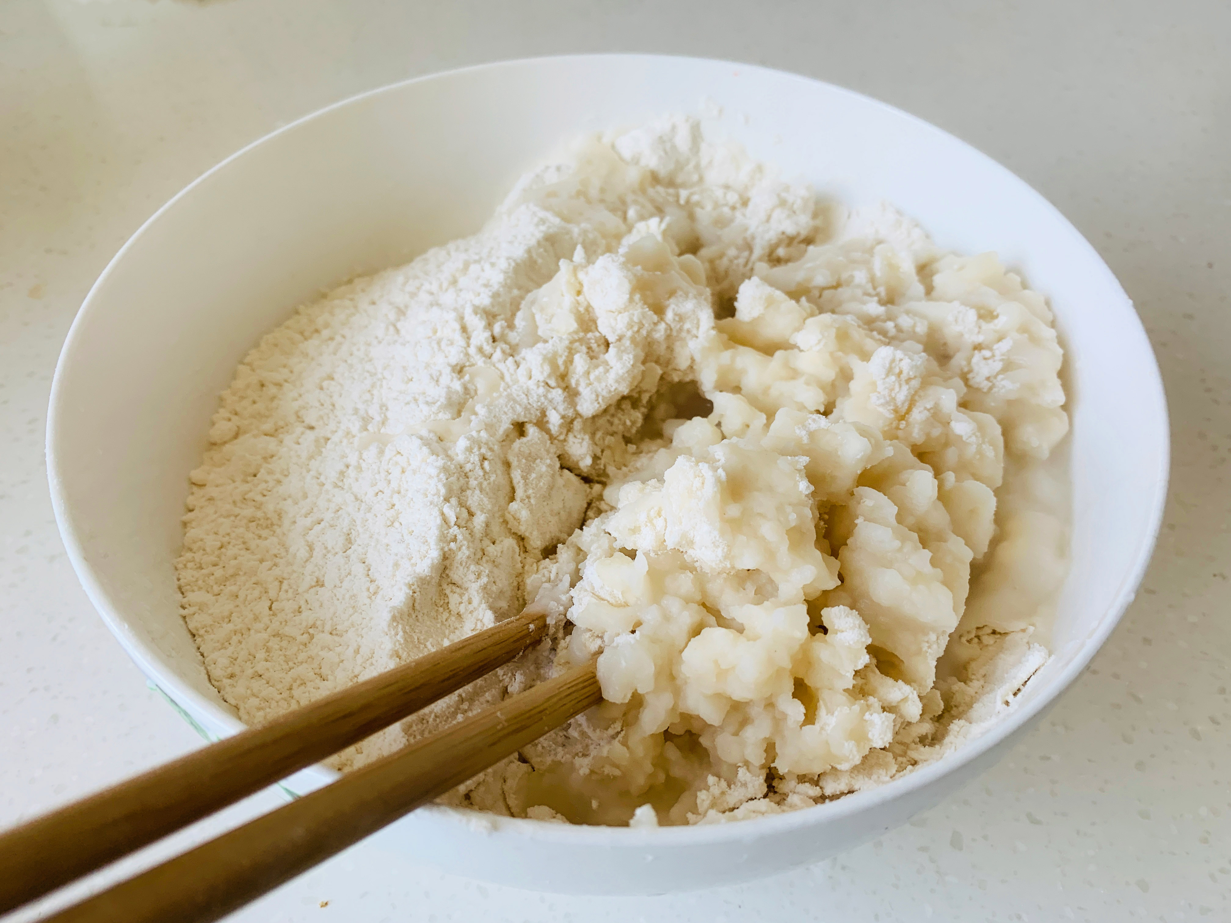 蒸饺、水饺、油饼、馅儿饼的面都咋和？一文读懂，做面食不再迷路