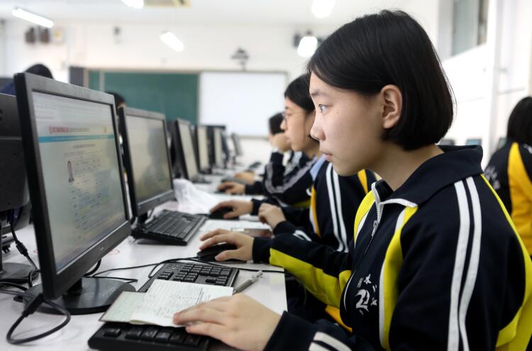 多省公布22年高考体检时间，据说要脱光衣服转圈？听听网友怎么说