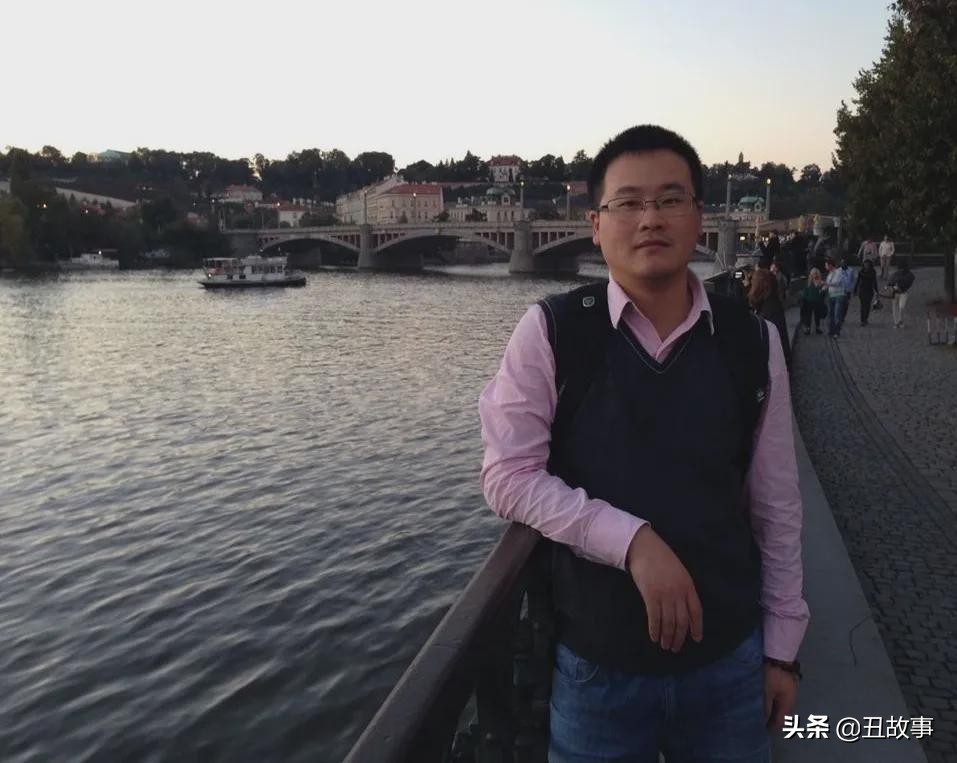 和大学同学挤在阁楼上睡了一晚，我的人生就被改变了