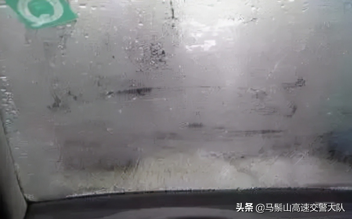 夏天汽车挡风玻璃起雾怎么办？实用除雾方法全解析