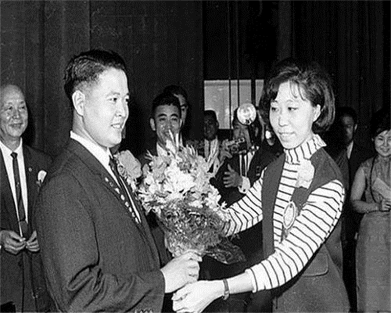 1965年一飞行员驾机叛逃，得280万奖金，26年后回乡探亲被捕