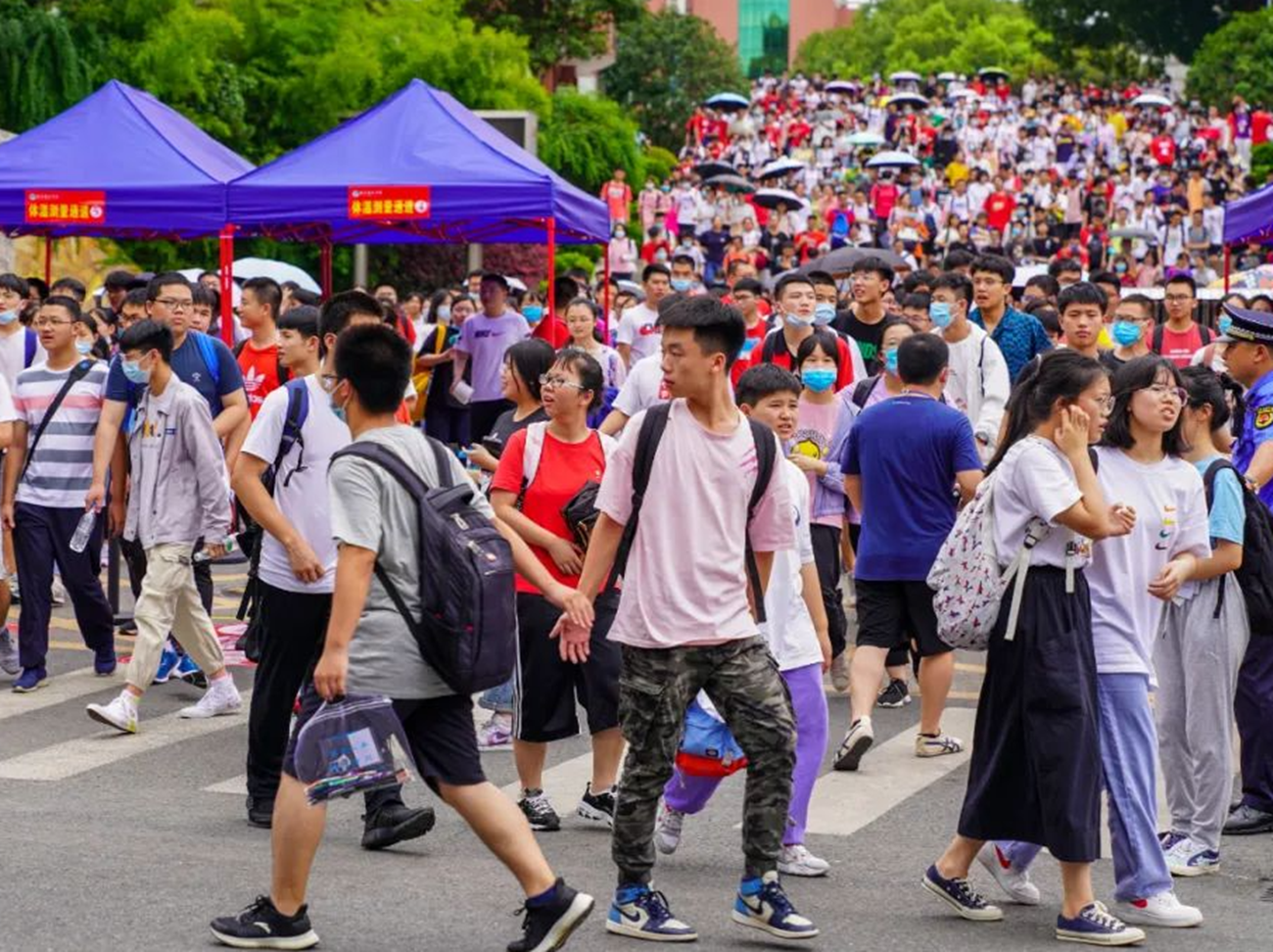 2021年最美高考生走红，撞脸美女记者王冰冰，笑称最喜欢烹饪专业